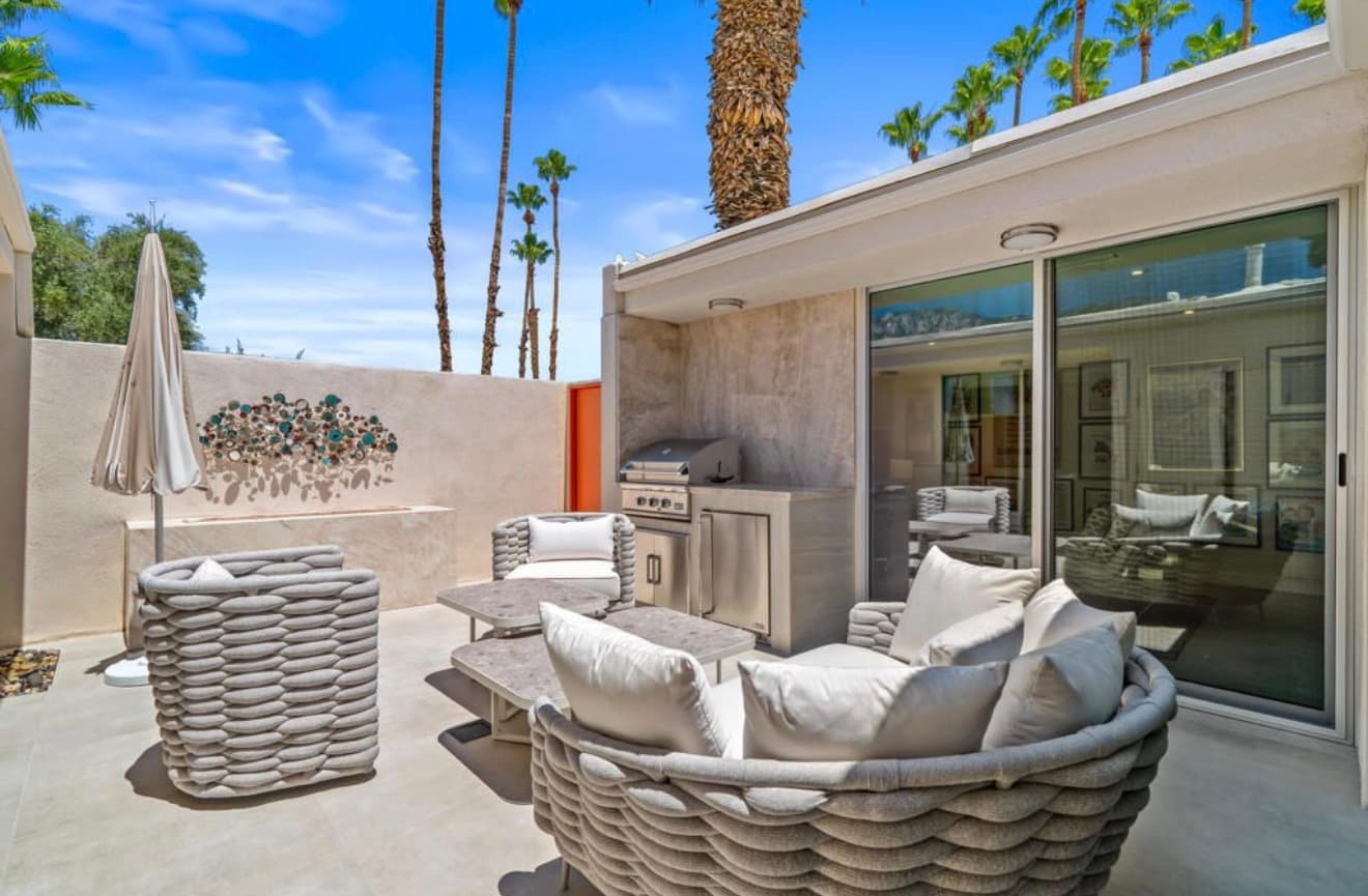 Outdoor entertaining patio